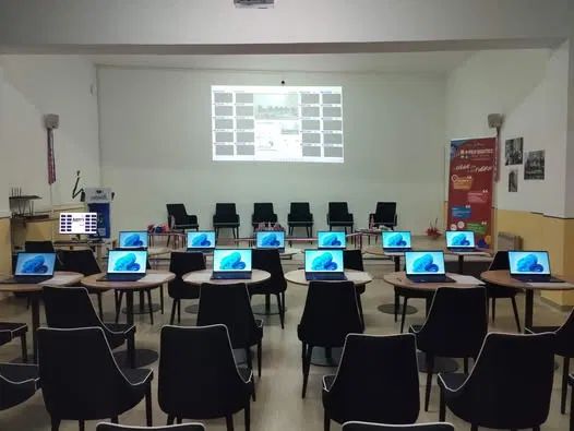 La sala del Polo con postazioni, platea e maxi proiezione attiva